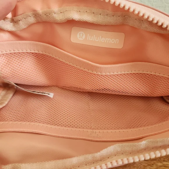 NWT Lululemon Everywhere Belt Bag Pink - Picture 6 of 6